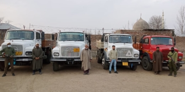 بڈگام مےں غیر قانونی کھدائی اور معدنیات کی نقل و حمل کے الزام میں 04 ٹپر ضبط اور 04 افراد کو گرفتار