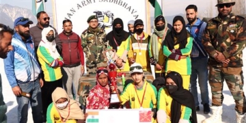  آرمی نے کپواڑہ میں خواتین کے سنو کرکٹ ٹورنامنٹ کا انعقاد کیا