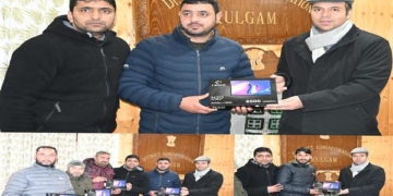 ڈی سی کولگام نے محکمہ ریویو کے فیلڈ اہلکاروں میں ٹیب تقسیم کیے