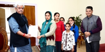 لفٹینٹ گورنر نے شہید شہری سنیل پنڈت کی اہلیہ کو تقرری کا خط سونپا