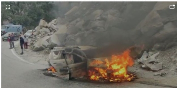 سری نگر جموں شاہراہ پر نجی گاڑی آگ کی واردات میں خاکستر