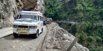 تازہ پسیاں گر آنے کے بعد سرینگر جموں شاہراہ پر ٹریفک بند