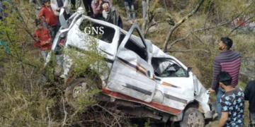 پونچھ میں ایکو گاڑی ڈرائیور کے قابو سے باہر ہوکر گہری کھائی میں جاگری