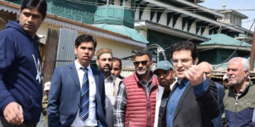 ڈویژنل کمشنر نے مختلف آستانوں عبادتگاہوں کا دورہ کیا