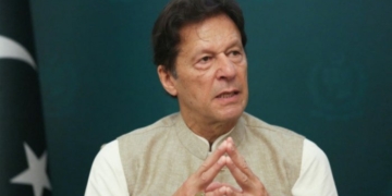  پولیس نے بیانات ریکارڈ کرانے کے لیے صحافیوں کو زدوکوب کیا۔ عمران خان