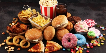 جنک فوڈ اور سمارٹ فون بچوں کی صحت کےلئے خطرہ