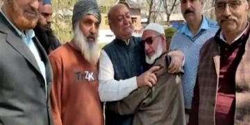 مسلمانوں نے ترال میں کشمیری پنڈتوں کے گروپ کا خیرمقدم کیا