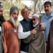 مسلمانوں نے ترال میں کشمیری پنڈتوں کے گروپ کا خیرمقدم کیا
