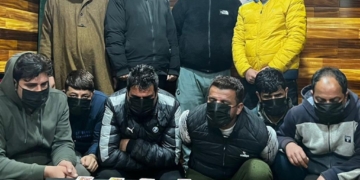 پلوامہ میں 10قمار باز گرفتار، دا¶ پر لگی رقم اور تاش ضبط