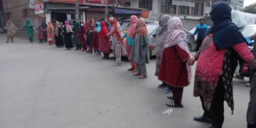 رعناواری میں ایک بھار پر محکمہ بجلی اور مقامی لوگ آمنے سامنےمیٹروں کی تنصیب کے خلاف صارفین کا شدید غم و غصہ اوردھرنا