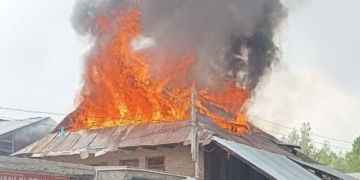 ہندواڑہ میں زبردست آگ لگنے سے 7 دکانیں، رہائشی مکان جل کر خاکستر