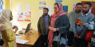 ضلع ترقیاتی کمشنر بارہمولہ نے او ایس سی اور ڈی ایچ اِی ڈبلیو خواجہ باغ کا معائینہ کیا