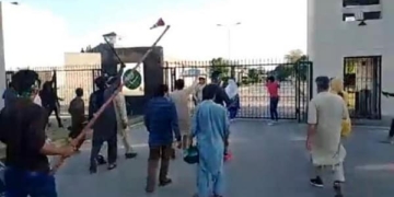 عمران خان کی گرفتاری کے خلاف جاری پرتشدد مظاہروں میں 8 افراد ہلاک