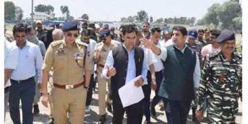 ڈویژنل کمشنر کشمیر نے پانتھا چوک بس اسٹینڈ کا دورہ کیا