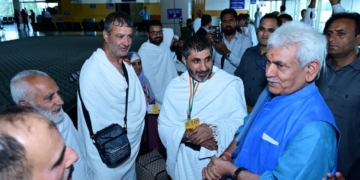 لیفٹیننٹ گورنر نے سری نگر بین الاقوامی ہوائی اَڈے سےجموں وکشمیر یوٹی کے عازمین حج کے پہلے قافلے کوہری جھندی دِکھا کر روانہ کیا