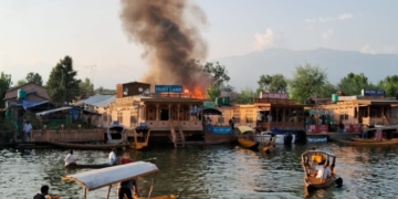 جھیل ڈل میں آگ کی واردات،نیو گولڈ ن نامی ہاوس بوٹ کو شدید نقصان