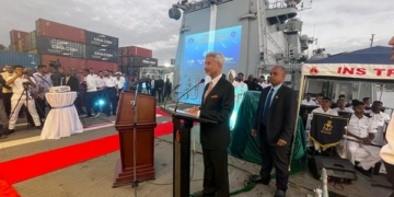  وزیر خارجہ  جے شنکر زنجبار کے صدر کے ساتھ آئی این ایس  ترشول پر استقبالیہ میں شریک ہوئے