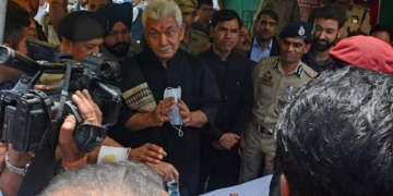 لیفٹیننٹ گورنر منوج سنہا کی عاشورہ جلوس میں شرکت، عزاداروں سے ملاقی