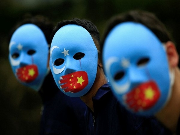 Activists take part in a protest against China's treatment towards the ethnic Uyghur people and calling for a boycott of the 2022 Winter Olympics in Beijing, at a park Jakarta, Indonesia, January 4, 2022. REUTERS/Willy Kurniawan     TPX IMAGES OF THE DAY - RC2ASR9S6OZG