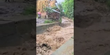 شدید بارشوں کی وجہ سے کولگام میں سیلابی صورتحال کا منظر