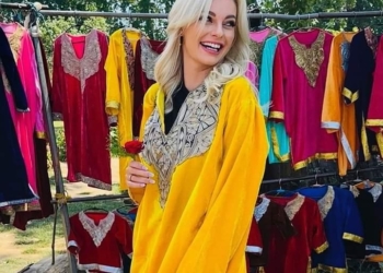 مس ورلڈ کیرولینا بیلاوسکا نے کشمیری دستکاری اور آرٹ کا مشاہدہ کیا