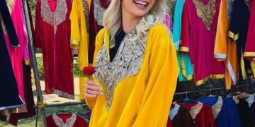 مس ورلڈ کیرولینا بیلاوسکا نے کشمیری دستکاری اور آرٹ کا مشاہدہ کیا