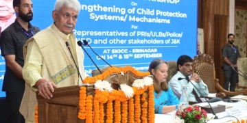 تنازعات کے منافع خوروں نے جموں و کشمیر کے بچوں کو برین واش کیا اور ان کے ہاتھوں میں پتھر دیے۔ ایل جی سنہا