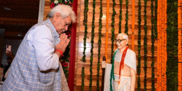   منوج سنہا نے سول سیکرٹریٹ میں  مہاتما گاندھی کے مجسمے  کی نقاب کشائی کی گئی