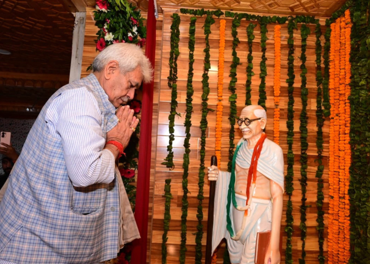 SRINAGAR, OCT 2 (UNI):- Jammu and Kashmir Lieutenant Governor Manoj Sinha unveiling the statue of Mahatma Gandhi and a Charkha installation, as a mark of tribute to the Father of the Nation on his Jayanti, at Civil Secretari in Srinagra on Monday. UNI PHOTO-37U