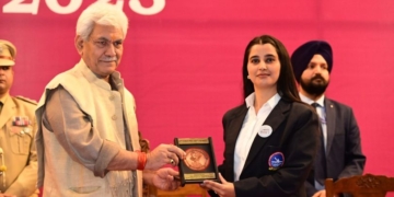 ایل جی سنہا نے کشمیر ڈویژن کی کامیابی حاصل کرنے والی خواتین کو  استقبالیہ  دیا