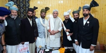 ایل جی سنہا نے کپواڑہ میں پنچائتی راج اداروں اور سرحدی دیہات کے رہائشیوںسے بات چیت کی