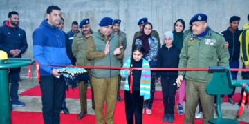 آئی جی پی کشمیر نے پولیس ہاؤسنگ کالونی بمنہ میں اوپن ایئر جمنازیم کا افتتاح کیا