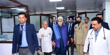 لیفٹیننٹ گورنر منوج سنہا نے آج گورنمنٹ میڈیکل کالج جموں کا دورہ کیا