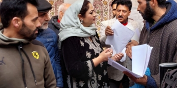 وائس چیئرپرسن جموںوکشمیر کھادی اینڈ وِلیج اِنڈسٹریز بورڈ نےفقیر گوجری بلاک ہارون کا دورہ کیا