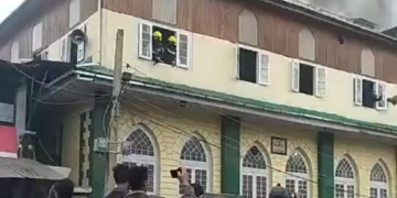 بہوری کدل میں بھیانک آتشزدگی، تواریخی بازار مسجد اور شاپنگ کمپلیکس کو نقصان، دو فائر مین زخمی