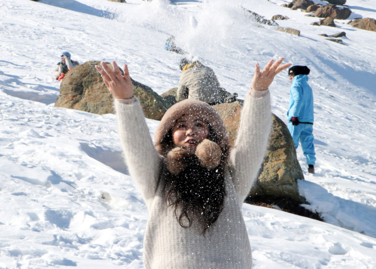 SRINAGAR, DEC 31 (UNI):- Tourists visit the Kongdoori tourist destination on the eve of new year, 60 kilometers from Srinagar on Sunday. UNI PHOTO-35U
