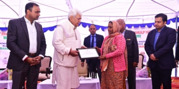 ایل جی سنہا نے پنچایت ڈھوک وزیراں میں ’وکست بھارت سنکلپ یاترا‘ میں شرکت کی
