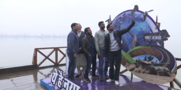 سری نگر میں ڈل جھیل کے کنارے نصب پی ایم مودی کا کٹ آؤٹ کشش کا مرکز بنا