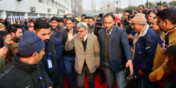 چیف سیکریٹر اٹل ڈلو سرینگر سیکٹریٹ پہنچے ،ملازمین نے والہانہ استقبال کیا