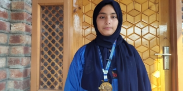 کولگام کی نوعمر لڑکی نے قومی اسکوائی چیمپئن شپ میں گولڈ میڈل حاصل کیا۔