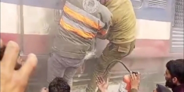 قاضی گنڈ میں مسافر ٹرین کے انجن میں آگ لگنے سے مسافر بال بال بچ گئے