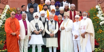 مذہبی رہنماؤں کا وفد پی ایم مودی سے ملاقات کے لیے پارلیمنٹ پہنچا