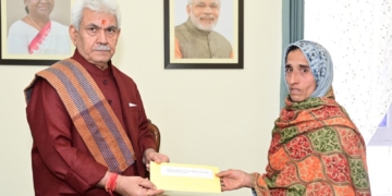 لیفٹیننٹ گورنر نے پونچھ میں مارے گئے تین شہریوں کے لواحقین کو تقرری نامے سونپے 