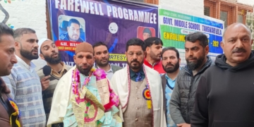 بارہمولہ ضلع میں پہلارہبر تعلیم ٹیچر نوکری سے سبکدوش 