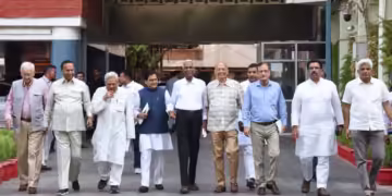 انڈیا الائنس کے رہنماؤں کی الیکشن کمیشن سے ملاقات، ووٹوں کی گنتی اصولوں کے مطابق کرانے کا مطالبہ