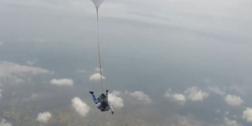 مرکزی وزیر سیاحت نے ایڈونچر ٹورازم کو فروغ دینے کے لیے اسکائی ڈائیو کیا