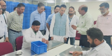 مرکزی وزیر مملکت صنعت و حرفت نے اِنڈیا اِنٹرنیشنل کشمیر زعفران ٹریڈ سینٹر پانپور کا دورہ کیا