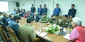 لیفٹیننٹ گورنر نے حفاظتی اَقدامات کا جائزہ لینے،پروجیکٹ عمل آوری ایجنسی کے اَفسروں اور کارکنوں سے بات چیت کیلئے گگن گیر کا دورہ کیا