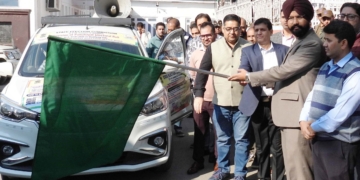 ضلع ترقیاتی کمشنر ڈوڈہ نے ووٹر رجسٹریشن وین کو ہری جھنڈی دِکھا کر روانہ کیا