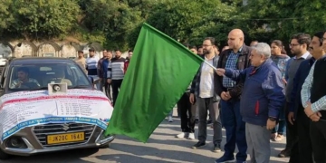 ضلع ترقیاتی کمشنررِیاسی نے ووٹر رجسٹریشن کو فروغ دینے کیلئے گاڑیوں کو ہری جھنڈی دِکھا کر روانہ کیا